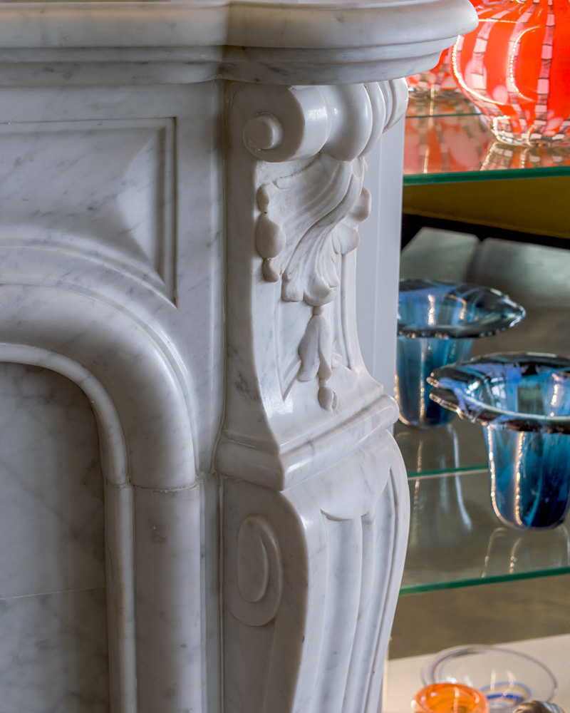 Lake-Shore-Drive-Luxury-Living-Room_fireplace-marble-mantlepiece